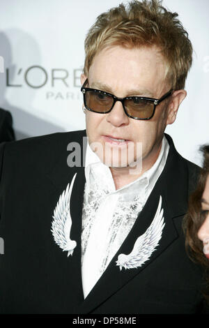 Sep 07, 2006 ; New York, NY, USA ; ELTON JOHN arrive comme Conde Nast Media Group Kicks Off New York's Olympus Fashion Week Spring 2007 avec la troisième édition de la Fashion Rocks concert au Radio City Music Hall le 7 septembre 2006 Crédit obligatoire : Photo par Aviv petit/ZUMA Press. (©) Copyright 2006 par Aviv Petit Banque D'Images