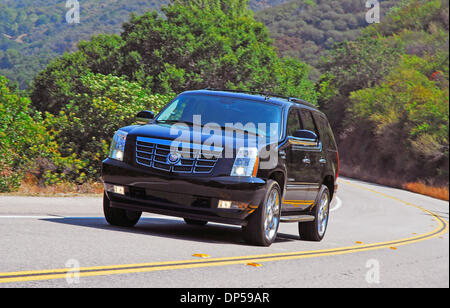 Sep 08, 2006 ; Los Angeles, CA, USA ; 2007 Cadillac Escalade tête sur l'action. Basé sur la toute nouvelle GM VUS pleine grandeur, la plate-forme 2007 Escalade propose des regards, un nouveau châssis, nouveau moteur, de nouveaux systèmes de sécurité et de l'intérieur. Ces systèmes intégrés livrer le plus puissant, efficace dans le segment SUV de luxe dirigé par un nouveau 6,2 litres, tout en aluminium moteur V8 VVT avec la prestation Banque D'Images