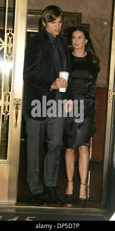 Sep 12, 2006 ; New York, NY, USA ; acteur ASHTON KUTCHER et sa femme l'actrice Demi Moore pour une nuit dans la ville de New York. Crédit obligatoire : Photo par Nancy/Kaszerman ZUMA Press. (©) Copyright 2006 by Kaszerman Banque D'Images