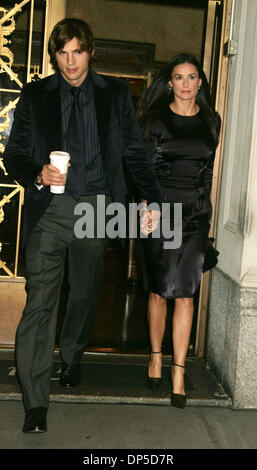 Sep 12, 2006 ; New York, NY, USA ; acteur ASHTON KUTCHER et sa femme l'actrice Demi Moore pour une nuit dans la ville de New York. Crédit obligatoire : Photo par Nancy/Kaszerman ZUMA Press. (©) Copyright 2006 by Kaszerman Banque D'Images