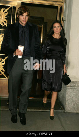 Sep 12, 2006 ; New York, NY, USA ; acteur ASHTON KUTCHER et sa femme l'actrice Demi Moore pour une nuit dans la ville de New York. Crédit obligatoire : Photo par Nancy/Kaszerman ZUMA Press. (©) Copyright 2006 by Kaszerman Banque D'Images