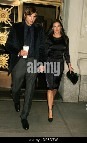 Sep 12, 2006 ; New York, NY, USA ; acteur ASHTON KUTCHER et sa femme l'actrice Demi Moore pour une nuit dans la ville de New York. Crédit obligatoire : Photo par Nancy/Kaszerman ZUMA Press. (©) Copyright 2006 by Kaszerman Banque D'Images