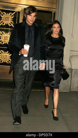 Sep 12, 2006 ; New York, NY, USA ; acteur ASHTON KUTCHER et sa femme l'actrice Demi Moore pour une nuit dans la ville de New York. Crédit obligatoire : Photo par Nancy/Kaszerman ZUMA Press. (©) Copyright 2006 by Kaszerman Banque D'Images
