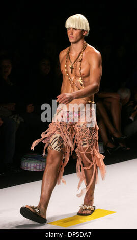 Sep 12, 2006 ; New York, NY, USA ; modèle marche sur la piste de l'Heatherette Printemps/Été 2007 défilé lors de la Fashion Week de New York. Crédit obligatoire : Photo par Nancy/Kaszerman ZUMA Press. (©) Copyright 2006 by Kaszerman Banque D'Images