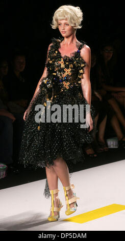 Sep 12, 2006 ; New York, NY, USA ; modèle marche sur la piste de l'Heatherette Printemps/Été 2007 défilé lors de la Fashion Week de New York. Crédit obligatoire : Photo par Nancy/Kaszerman ZUMA Press. (©) Copyright 2006 by Kaszerman Banque D'Images