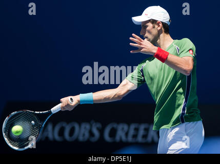 Melbourne, Australie. 8 janvier, 2014. Novak Djokovic la Serbie participe à une session de formation à venir de l'Open d'Australie 2014 à Melbourne, Australie, le 8 janvier 2014. Credit : Bai Xue/Xinhua/Alamy Live News Banque D'Images