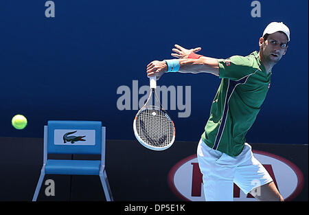 Melbourne, Australie. 8 janvier, 2014. Novak Djokovic la Serbie participe à une session de formation à venir de l'Open d'Australie 2014 à Melbourne, Australie, le 8 janvier 2014. Credit : Xu Yanyan/Xinhua/Alamy Live News Banque D'Images