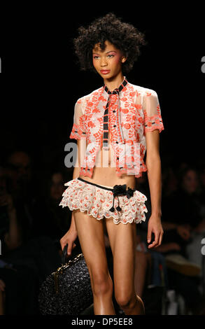 Sep 13, 2006 ; New York, NY, USA ; Un model pour l'ANNA SUI Printemps 2007 Fashion Show à New York. Crédit obligatoire : Photo par Jodi Jones/ZUMA Press. (©) Copyright 2006 par Jodi Jones Banque D'Images