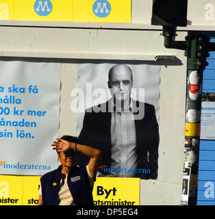 Sep 13, 2006 ; Stockholm, Suède ; comme l'élection est proche dans le centre de Stockholm, les murs sont tapissés d'affiches politiques. Celui-ci affiche, Fredrik Reinfeldt, chef du Parti des modérés qui se présente pour le premier ministre. Crédit obligatoire : Photo par Rob Schoenbaum/ZUMA Press. (©) Copyright 2006 par Rob Schoenbaum Banque D'Images