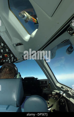 Sep 13, 2006 ; Fairfield, CA, USA ; la flèche de ravitaillement d'un ravitailleur KC-10 Extender atteint vers un C-17 Globemaster III de cargo pendant un exercice d'entraînement qui a débuté à Travis Air Force Base à Fairfield, Californie Mercredi, 13 septembre 2006. Crédit obligatoire : Photo par Kristopher Skinner/Contra Costa Times/ZUMA Press. (©) Copyright 2006 par Contra Costa Times Banque D'Images