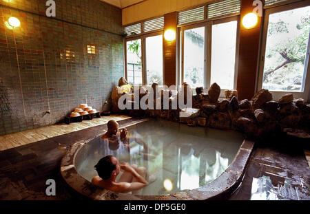 15 Sep 2006, Taipei, Taïwan ; les touristes prendre un bain dans les sources chaudes de soufre naturel-spa zone de montagne Hsin Peitou, près de Taipei. Crédit obligatoire : Photo par Chris Stowers/JiwaFoto/ZUMA Press. (©) Copyright 2006 par JiwaFoto Banque D'Images