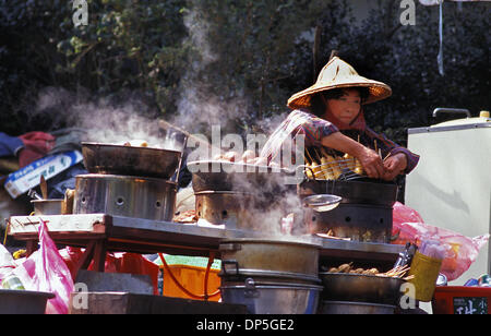 15 Sep 2006, Taipei, Taïwan ; Local-produire street kitchen avec bols de patates douces à la vapeur, dans le Parc National de Yang Ming Shan, près de Taipei. Crédit obligatoire : Photo par Chris Stowers/JiwaFoto/ZUMA Press. (©) Copyright 2006 par JiwaFoto Banque D'Images