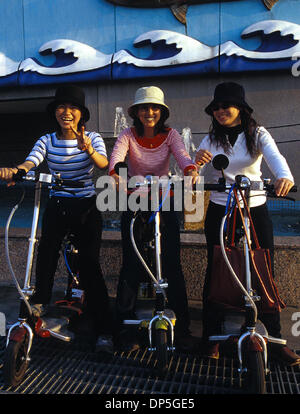 15 Sep 2006, Taipei, Taïwan ; filles sur les scooters motorisés au nord de Taiwan resort domaine de Fisherman's Wharf, près de Tamsui. Crédit obligatoire : Photo par Chris Stowers/JiwaFoto/ZUMA Press. (©) Copyright 2006 par JiwaFoto Banque D'Images