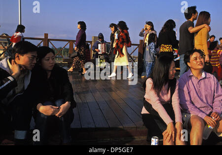 15 Sep 2006, Taipei, Taïwan, les jeunes couples en attendant le coucher du soleil sur la promenade de la journée populaire destination, Fisherman's Wharf, près de Tamsui dans le nord de Taïwan. Crédit obligatoire : Photo par Chris Stowers/JiwaFoto/ZUMA Press. (©) Copyright 2006 par JiwaFoto Banque D'Images