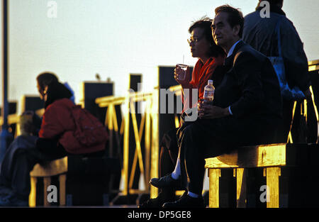 15 Sep 2006, Taipei, Taïwan ; couple assis sur le trottoir à Fisherman's Wharf, Tamsui, regarder le coucher du soleil. Une activité populaire à cette ville de pêcheurs à 32 km au nord de Taipei. Crédit obligatoire : Photo par Chris Stowers/JiwaFoto/ZUMA Press. (©) Copyright 2006 par JiwaFoto Banque D'Images