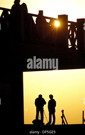 15 Sep 2006, Taipei, Taïwan ; photographe et son assistant d'attendre le coucher du soleil à la fin de la promenade à Fisherman's Wharf, près de Tamsui, au nord de Taiwan. Crédit obligatoire : Photo par Chris Stowers/JiwaFoto/ZUMA Press. (©) Copyright 2006 par JiwaFoto Banque D'Images