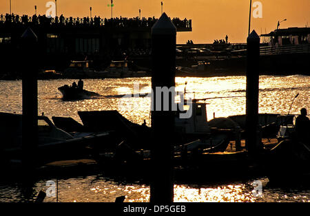 15 Sep 2006, Taipei, Taïwan ; rassembler les foules sur la promenade à Fisherman's Wharf pour regarder le coucher du soleil comme continuent à arriver en bateau à partir de la mer. Tamsui, au nord de Taiwan. Crédit obligatoire : Photo par Chris Stowers/JiwaFoto/ZUMA Press. (©) Copyright 2006 par JiwaFoto Banque D'Images