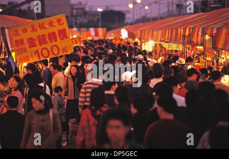 15 Sep 2006, Taipei, Taïwan ; Nightmarket près de Fisherman's Wharf, Tamsui, nord de Taiwan. Les Taïwanais passion pour nightmarkets est célèbre dans toute l'Asie. Crédit obligatoire : Photo par Chris Stowers/JiwaFoto/ZUMA Press. (©) Copyright 2006 par JiwaFoto Banque D'Images