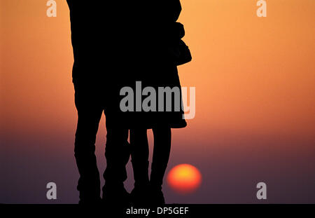 15 Sep 2006, Taipei, Taïwan ; Couple regarder le coucher du soleil, près de Tamsui, au nord de Taiwan. Crédit obligatoire : Photo par Chris Stowers/JiwaFoto/ZUMA Press. (©) Copyright 2006 par JiwaFoto Banque D'Images