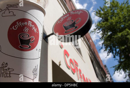 Sep 15, 2006 ; Portland, USA ; une tasse de café qu'est illustré à l'extérieur d'un magasin de café les gens à Portland, Oregon, le 15 septembre 2006. La société mère de café, Diedrich Café, a annoncé le 14 septembre qu'elle avait conclu une entente pour vendre la plupart de ses cafés de Starbucks Coffee Company afin de se concentrer sur les opérations de gros. Crédit obligatoire : Photo par Ric Banque D'Images