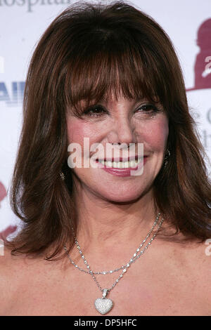 Sep 15, 2006 ; Los Angeles, CA, USA ; Phil Donahue et Marlo THOMAS pendant les arrivées à la piste pour la vie Fashion Show qui a eu lieu au Beverly Hilton à Beverly Hills, CA. Crédit obligatoire : Photo par Jerome Ware/ZUMA Press. (©) Copyright 2006 by Jerome Ware Banque D'Images