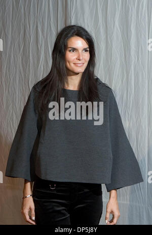 Sep 15, 2006 ; Los Angeles, CA, USA ; l'actrice ANGIE HARMON arrivant pour un rendement de production du Cirque du Soleil 'Delirium' à Los Angeles. Crédit obligatoire : Photo par Armando Arorizo/ZUMA Press. (©) Copyright 2006 by Arorizo Banque D'Images