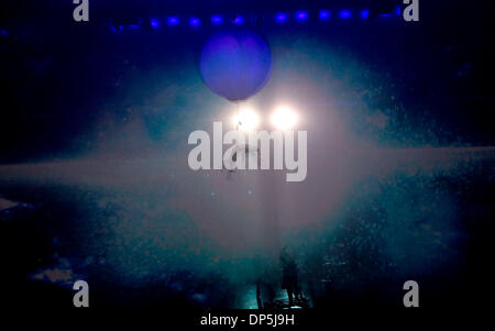 Sep 15, 2006 ; Los Angeles, CA, USA, les artistes sont présentés à un rendement privé de Cirque Du Soleil's 'Delirium' au Staples Center. Crédit obligatoire : Photo par Armando Arorizo/ZUMA Press. (©) Copyright 2006 by Arorizo Banque D'Images