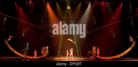 Sep 15, 2006 ; Los Angeles, CA, USA, les artistes sont présentés à un rendement privé de Cirque Du Soleil's 'Delirium' au Staples Center. Crédit obligatoire : Photo par Armando Arorizo/ZUMA Press. (©) Copyright 2006 by Arorizo Banque D'Images