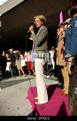 Sep 16, 2006 ; Stockholm, Suède ; Jane Fonda, vêtus de beige, s'allie à d'autres féministes de l'Europe et l'Amérique pour soutenir GUDRUN SCHYMAN, (pantalon blanc), et la partie de l'Initiative féministe suédoise dans les élections générales qui auront lieu le 17 sept, 2006. Le rassemblement a eu lieu à Sergel Torg au centre-ville de Stockholm. Crédit obligatoire : Photo par Hanna Schoenbaum/ZUMA Press. Banque D'Images