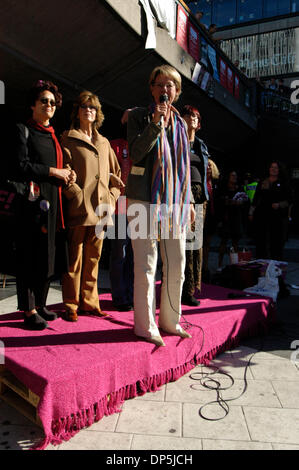 Sep 16, 2006 ; Stockholm, Suède ; Jane Fonda, vêtus de beige, s'allie à d'autres féministes de l'Europe et l'Amérique pour soutenir GUDRUN SCHYMAN, (pantalon blanc), et la partie de l'Initiative féministe suédoise dans les élections générales qui auront lieu le 17 sept, 2006. Le rassemblement a eu lieu à Sergel Torg au centre-ville de Stockholm. Crédit obligatoire : Photo par Hanna Schoenbaum/ZUMA Press. Banque D'Images