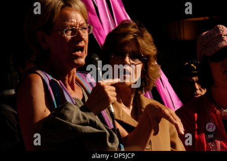 Sep 16, 2006 ; Stockholm, Suède ; Jane Fonda, vêtus de beige, s'allie à d'autres féministes de l'Europe et l'Amérique à l'appui de la Suède et Gudrun SCHYMAN Parti Initiative féministe suédoise dans les élections générales qui auront lieu le 17 sept, 2006. Le rassemblement a eu lieu à Sergel Torg au centre-ville de Stockholm. Crédit obligatoire : Photo par Rob Schoenbaum/ZUMA Press. (©) Copyright 200 Banque D'Images