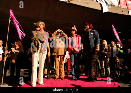 Sep 16, 2006 ; Stockholm, Suède ; Jane Fonda, vêtus de beige, s'allie à d'autres féministes de l'Europe et l'Amérique pour soutenir Gudrun Schyman, gauche, et la partie de l'Initiative féministe suédoise dans les élections générales qui auront lieu le 17 sept, 2006. Le rassemblement a eu lieu à Sergel Torg au centre-ville de Stockholm. GUDRUN SCHYMAN ÉGALEMENT SUR LA PHOTO : en pantalon blanc, (Membre fondateur) Banque D'Images