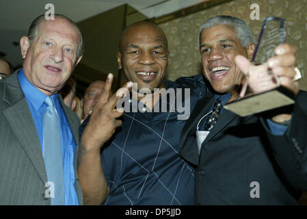 Sep 16, 2006, à Las Vegas, NV, USA ; l'ancien champion WBC des poids lourds Mike Tyson ( au milieu) avec l'ancien boxeur retraité ALEX RAMOS, qui a reçu un Prix de Contribution exceptionnelle au Luxor Hotel & Casino à Las Vegas, Nevada pour l'Amérique ( 2006 Association professionnelle des médecins de Ringside (AAPRP )1990. Crédit obligatoire : Photo par Mary Ann Owen/ZUMA Press. (©) Copyright 2006 Banque D'Images