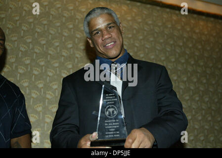 Sep 16, 2006, à Las Vegas, NV, USA ; l'ancien boxeur ALEX 'Brown Bomber' RAMOS tient sa remarquable contribution Award qu'il de la AAPRP au Luxor Hotel & Casino à Las Vegas, Nevada pour l'Association canadienne des professionnels de l'Amérique 2006 Médecins Ringside (AAPRP )1990. Crédit obligatoire : Photo par Mary Ann Owen/ZUMA Press. (©) Copyright 2006 par Mary Ann Owen Banque D'Images