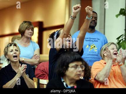 Sep 16, 2006 ; Boyton Beach, FL, USA ; Les Images de la 10e édition de la Grande Popsicles Spelling Bee à l'Boynton Beach Mall Samedi, 16 septembre 2006 avec 27 équipes participantes. Avril Engel, gauche, Ana Sheehan et Linda Abrams Venez applaudir les Libow & Sheehan, avocats en droit comme ils l'équipe d'épeler un mot correctement. Crédit obligatoire : Photo par Chris Matula/Palm Beach Post/ZUMA Press. (©) Copyr Banque D'Images