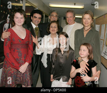 Sep 17, 2006 ; Los Angeles, CA, USA ; exclusif : le gagnant d'un Oscar Warren Beatty avec son épouse, l'actrice Annette Bening, et leurs trois filles (L-R) KATHLYN, Isabel et ELLA, rendez-vous dans les coulisses du pavillon Dorothy Chandler à Los Angeles, Californie pour rencontrer Rolando Villazon opera stars et Placido Domingo. MARTA DOMINGO (centre) a demandé à la production de 'La Traviata'. Crédit photo : obligatoire Banque D'Images