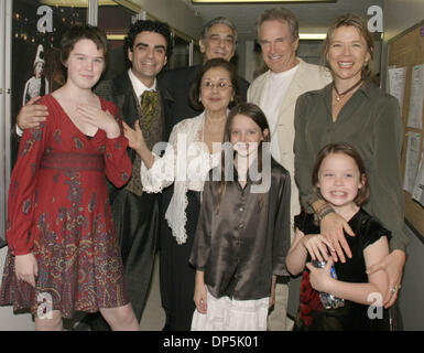 Sep 17, 2006 ; Los Angeles, CA, USA ; EXCLUSIF ! 'Mags et appel à des prix ! Le gagnant d'un Oscar : Warren Beatty avec son épouse, l'actrice Annette Bening, et leurs trois filles (L-R) KATHLYN, Isabel et ELLA, rendez-vous dans les coulisses du pavillon Dorothy Chandler à Los Angeles, Californie pour rencontrer Rolando Villazon opera stars et Placido Domingo. MARTA DOMINGO (centre) a demandé à la production de 'La Tra Banque D'Images