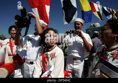 Sep 18, 2006 ; San Diego, CA, USA ; spécialiste de la communication de masse de l'USN 3e classe Robert Long, gauche, et JOHN CICCARELLI, spécialiste de la communication de masse de l'USN, droite, prend des photos de SISIRIA KWONG, centre, et d'autres danseurs de la 'première' de l'équipe du tambour à la taille américaine de San Gabriel Valley, en Californie, à bord de la Qingdao, un destroyer de la marine chinoise,qui est arrivé avec un support, Hongzehu s Banque D'Images