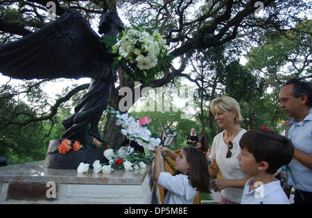 Sep 19, 2006 ; San Antonio, TX, USA ; les membres de la famille Twist-Cano laisser fleurs au pied de l'Ange de l'espoir Statue, qui a été consacrée le mardi 19 septembre 2006 à l'Université du Verbe incarné. Crédit obligatoire : Photo par Helen Montoya/San Antonio Express-News/ZUMA Press. (©) Copyright 2006 par San Antonio Express-News Banque D'Images