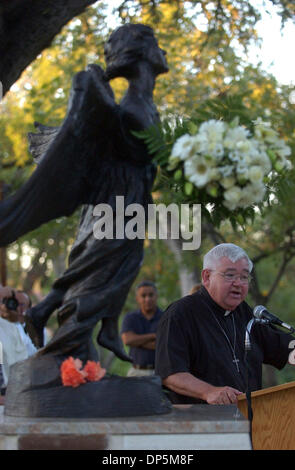 Sep 19, 2006 ; San Antonio, TX, USA ; Le Colonel aumônier SKIP TO COURTER donne à la prière de consécration lors d'une cérémonie le mardi 19 septembre 2006, marquant la fin de la construction de la 67ème statue Ange de l'espoir dans le monde, situé sur l'Université du Verbe Incarné campus. Crédit obligatoire : Photo par Helen Montoya/San Antonio Express-News/ZUMA Press. (©) Copyright 2006 Banque D'Images