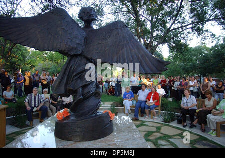 Sep 19, 2006 ; San Antonio, TX, USA ; une cérémonie de dédicace a eu lieu le mardi 19 septembre 2006 pour marquer la fin de la construction de la 67ème statue Ange de l'espoir dans le monde, situé sur l'Université du Verbe Incarné campus. Crédit obligatoire : Photo par Helen Montoya/San Antonio Express-News/ZUMA Press. (©) Copyright 2006 par San Antonio Express-News Banque D'Images