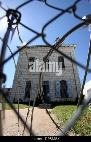 Sep 19, 2006 ; San Antonio, TX, USA ; barbelés protège la clôture de passerelle sur le secteur d'exercice pour la prison du comté de Blanco. Crédit obligatoire : Photo de Tom Reel/San Antonio Express-News/ZUMA Press. (©) Copyright 2006 par San Antonio Express-News Banque D'Images