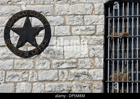 Sep 19, 2006 ; San Antonio, TX, USA ; des nids d'oiseaux occupent les espaces entre les barreaux sur les fenêtres de l'étage de cellules dans la prison du comté de Blanco. Crédit obligatoire : Photo de Tom Reel/San Antonio Express-News/ZUMA Press. (©) Copyright 2006 par San Antonio Express-News Banque D'Images