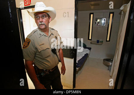 Sep 19, 2006 ; San Antonio, TX, USA ; Le Capitaine Steve FREDERICK montre une cellule dans la Balnco County Courthouse. Crédit obligatoire : Photo de Tom Reel/San Antonio Express-News/ZUMA Press. (©) Copyright 2006 par San Antonio Express-News Banque D'Images