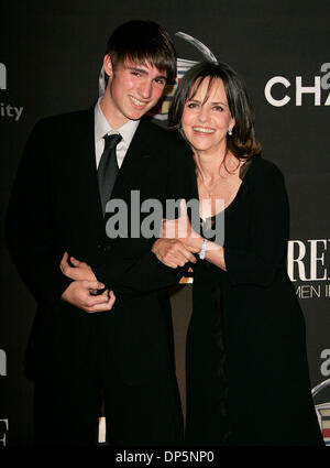 Sep 20, 2006 ; Los Angeles, Californie, USA ; l'actrice Sally Field & FILS SAM à la 13e édition de la premiere femme à Hollywood qui a eu lieu au Beverly Hills Hotel. Crédit obligatoire : Photo de Lisa O'Connor/ZUMA Press. ( ?) Copyright 2006 by Lisa O'Connor Banque D'Images