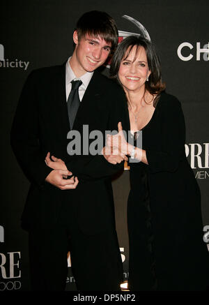 Sep 20, 2006 ; Los Angeles, Californie, USA ; l'actrice Sally Field & FILS SAM à la 13e édition de la premiere femme à Hollywood qui a eu lieu au Beverly Hills Hotel. Crédit obligatoire : Photo de Lisa O'Connor/ZUMA Press. ( ?) Copyright 2006 by Lisa O'Connor Banque D'Images