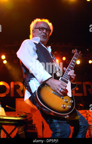 Sep 21, 2006 ; Virginia Beach, Virginia, USA ; rouleaux étrangers l'horloge à la 70s avec leur immense catalogue de hits à l'Amphithéâtre Verizon Virginia Beach de Virginia Beach, Virginie. Crédit obligatoire : Photo de Jeff Moore/ZUMA Press. (©) Copyright 2006 by Jeff Moore Banque D'Images