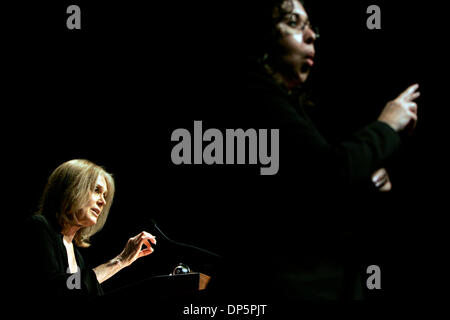 Sep 21, 2006 ; San Antonio, TX, USA ; Gloria Steinem parle alors que Janice Ochoa, droite, interprète avec la langue des signes, au San Antonio College Women's Centre festivités du 25e anniversaire de l'auditorium au Centre McAllister le jeudi 21 septembre, 2006. Crédit obligatoire : Photo par Lisa Krantz/San Antonio Express-News/ZUMA Press. (©) Copyright 2006 par San Antonio Express-News Banque D'Images