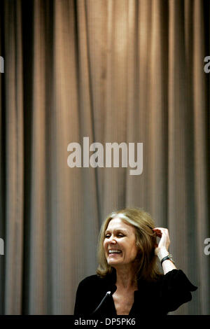 Sep 21, 2006 ; San Antonio, TX, USA ; Gloria Steinem parle aux médias au San Antonio College Women's Centre festivités du 25e anniversaire de l'auditorium au Centre McAllister le jeudi 21 septembre, 2006. Crédit obligatoire : Photo par Lisa Krantz/San Antonio Express-News/ZUMA Press. (©) Copyright 2006 par San Antonio Express-News Banque D'Images