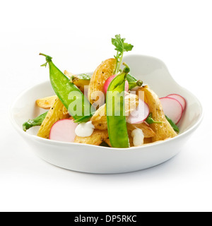Délicieuse salade de pommes de terre et de radis et betterave à sucre s'enclenche Banque D'Images